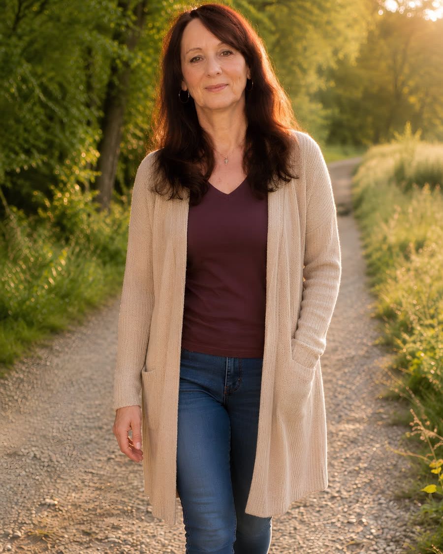 Manuela auf einem Feldweg im Abendlicht